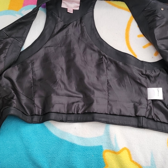 Romeo & Juliet Couture Vest - Picture 3 of 5